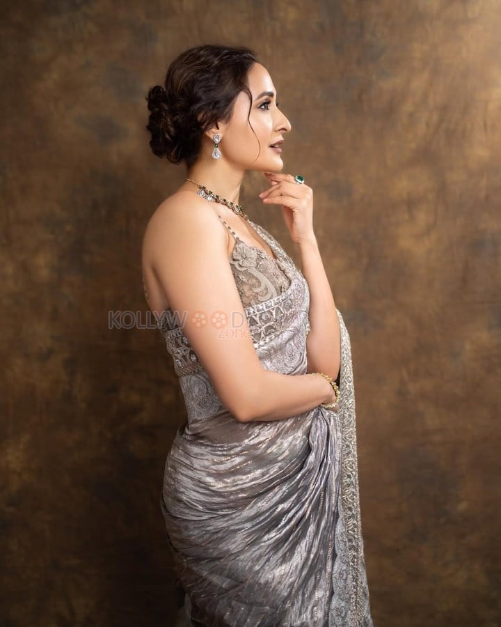 Gorgeous Pragya Jaiswal in a Silver Saree for Telangana Gaddar Film Awards 2025 Photos 04