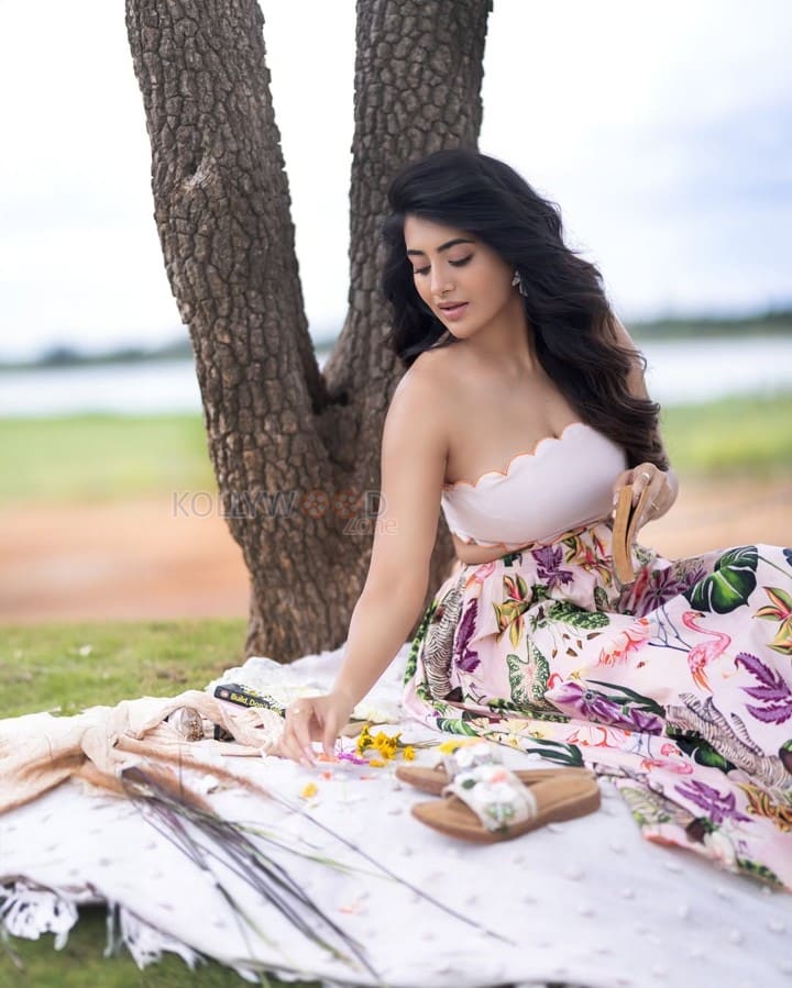 Gorgeous Rashi Singh in a White Bustier with a Flowy Floral Skirt Photos 01