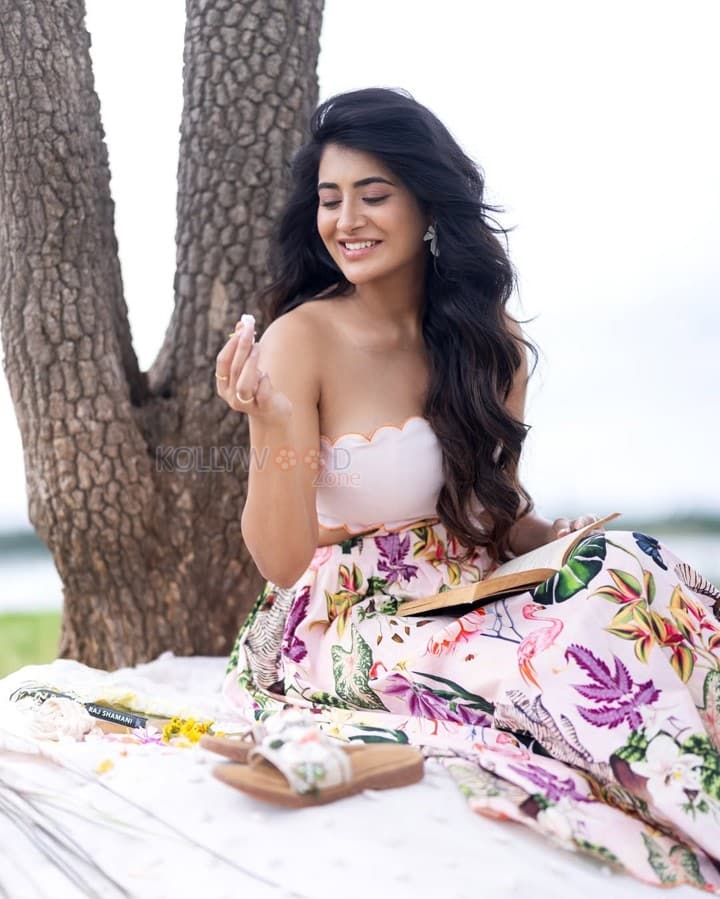 Gorgeous Rashi Singh in a White Bustier with a Flowy Floral Skirt Photos 03