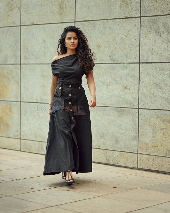 Graceful Anupama Parameswaran in a Black One Shoulder Top with a Safari Skirt Pictures 03