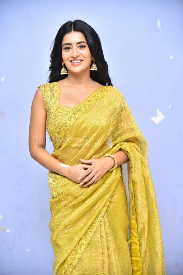 Heroine Rashi Singh at Raju Gani Saval Movie Press Meet Pictures 19