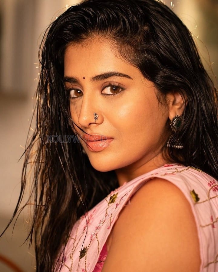 Hot Telugu Actress Rashi Singh in a Pink Saree with Sleeveless Blouse Pictures 07