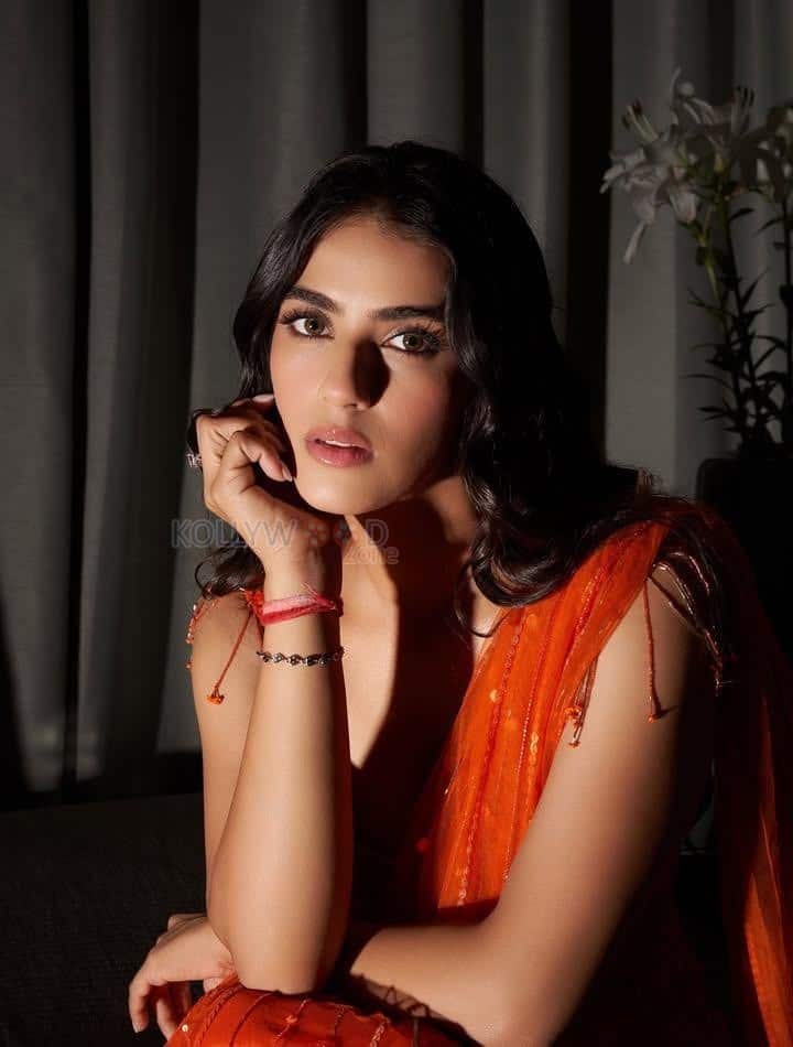 Hot and Curvy Kavya Thapar Cleavage and Navel in an Orange Saree with a Deep Neck Blouse Photos 01