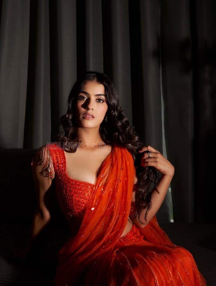 Hot and Curvy Kavya Thapar Cleavage and Navel in an Orange Saree with a Deep Neck Blouse Photos 02