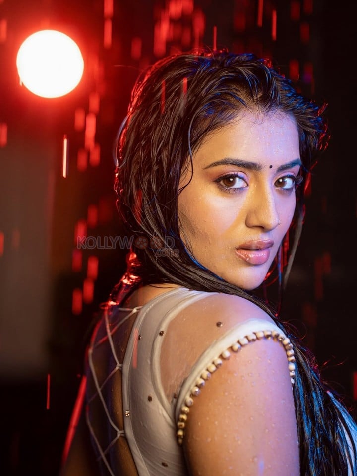 Indian Beauty Rashi Singh in a Wet White Saree Pictures 04