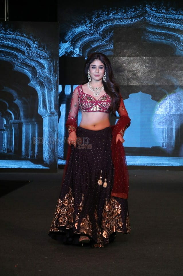 Kritika Kamra Walks The Ramp As Showstopper For Designer Debarun At The Wedding Junction Show Photos