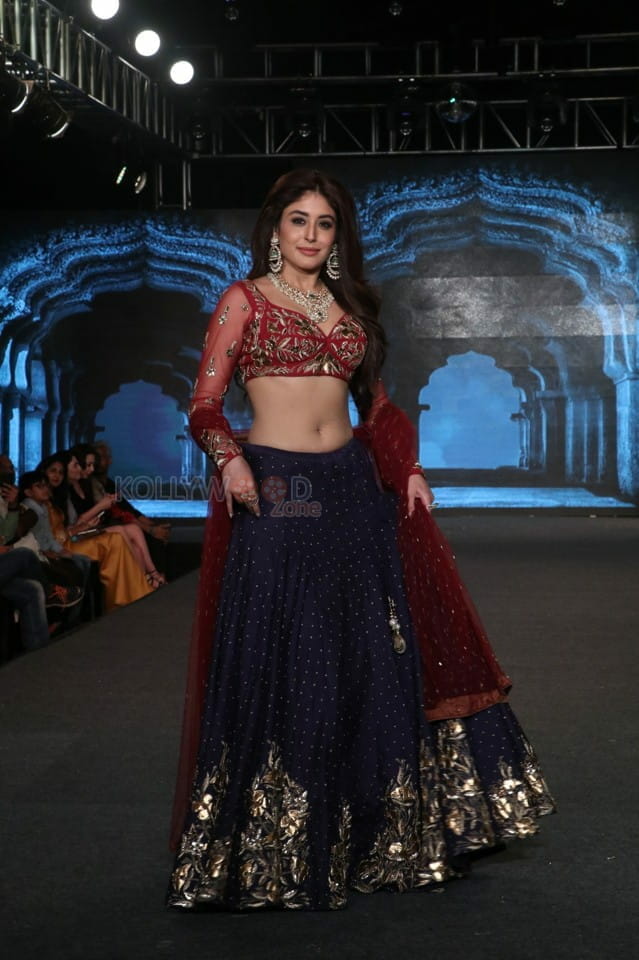 Kritika Kamra Walks The Ramp As Showstopper For Designer Debarun At The Wedding Junction Show Photos