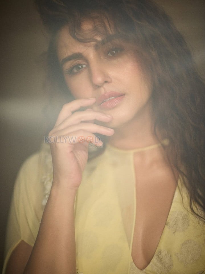 Mesmerising Huma Qureshi Bold and Cute Pictures 01