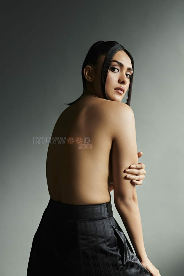 Mrunal Thakur Topless Picture 01