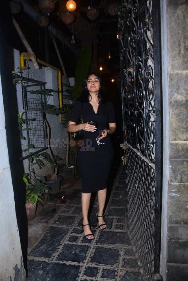 Mrunal Thakur spotted in Bandra Pictures