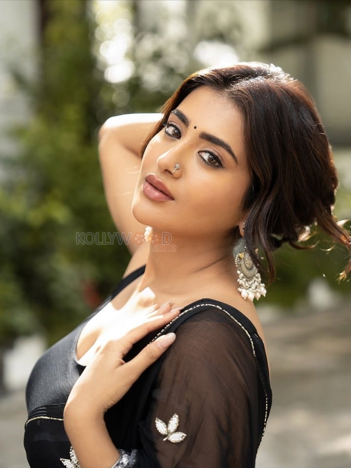 Paanch Minar Actress Rashi Singh in a Black Saree Pictures 04