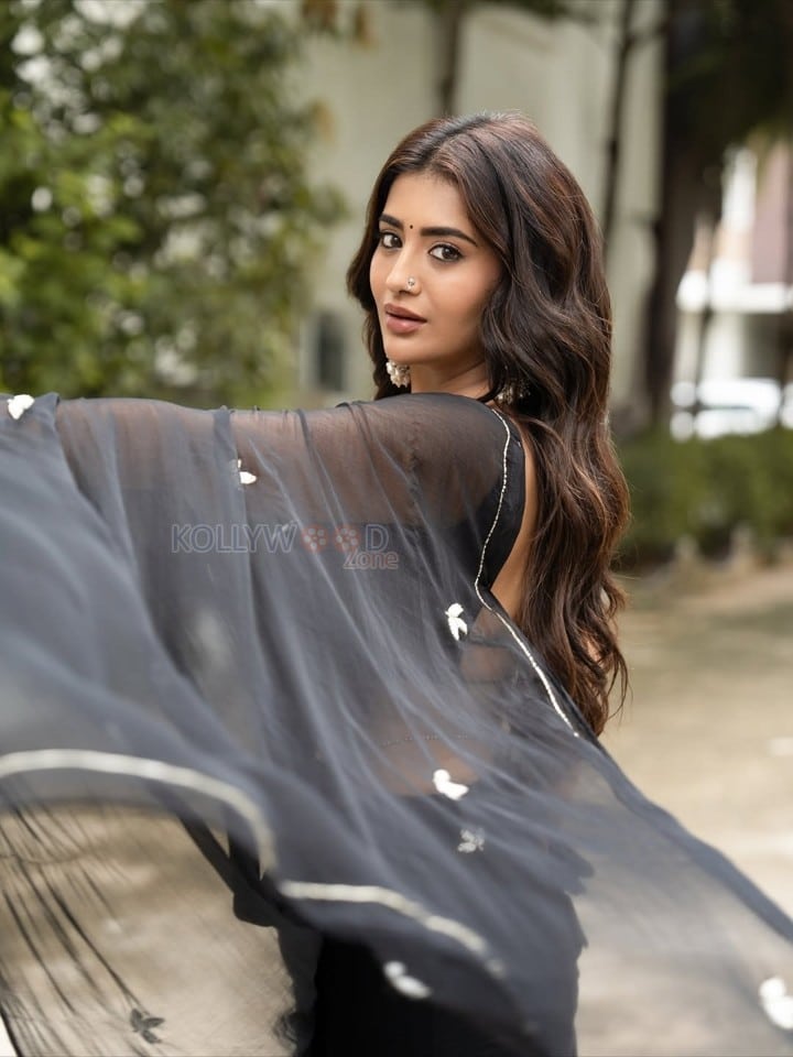 Paanch Minar Actress Rashi Singh in a Black Saree Pictures 09