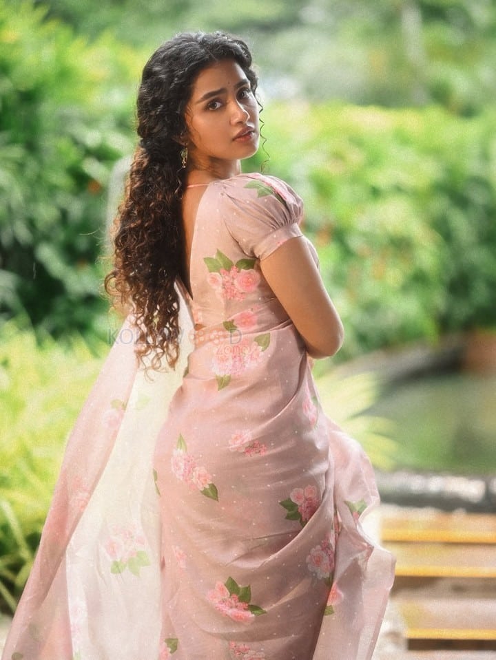 Paradha Actress Anupama Parameswaran in a Light Brown Floral Handwoven Cotton and Silk Sari with Organza Border Photos 04