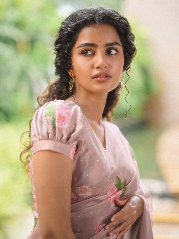 Paradha Actress Anupama Parameswaran in a Light Brown Floral Handwoven Cotton and Silk Sari with Organza Border Photos 06