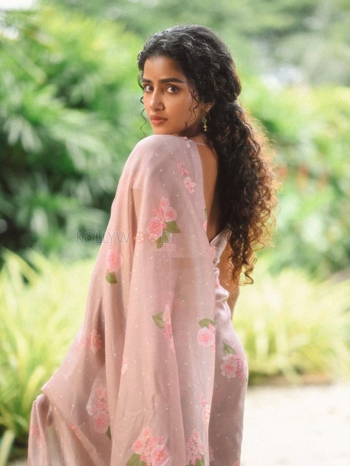 Paradha Actress Anupama Parameswaran in a Light Brown Floral Handwoven Cotton and Silk Sari with Organza Border Photos 08
