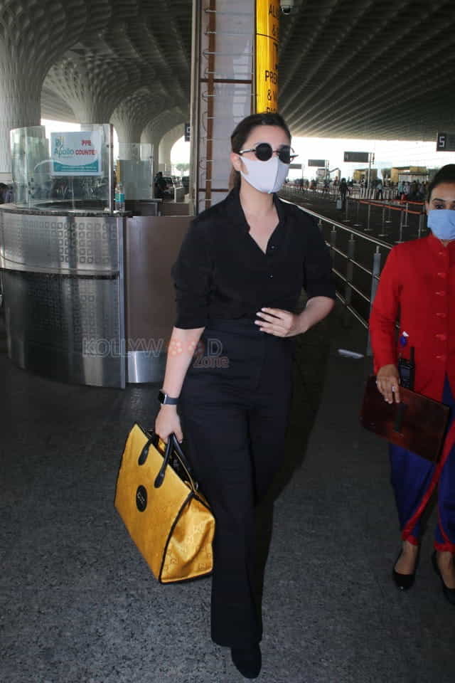 Parineeti Chopra Spotted At Airport Departure Pictures