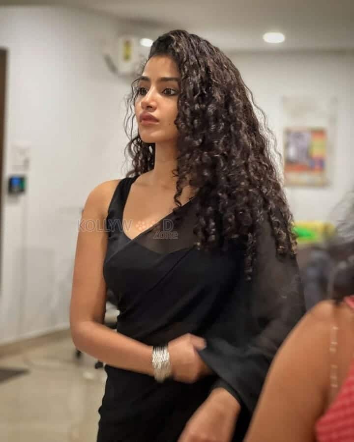 Sexy Anupama Parameswaran in Black Saree Photo 01