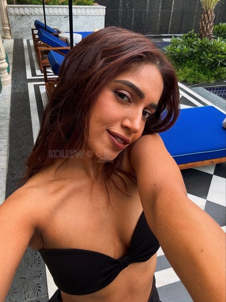 Sexy Bhumi Pednekar in a Black Strapless Bikini Photos 03
