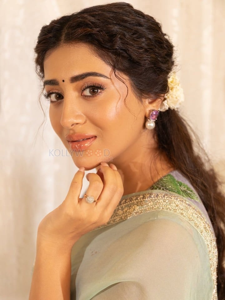 Sexy Glam Rashi Singh in a Soft Pastel Saree for Zee Telugu Kutumbam Awards 2025 Photos 01