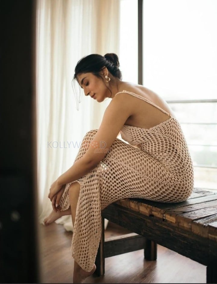 Sexy Kritika Kamra in a Round Neck Sleeveless Maxi Dress Pictures 02
