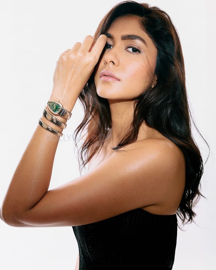 Sexy Mrunal Thakur in a Black Strapless Corset Top with a Matching Black Skirt Pictures 04