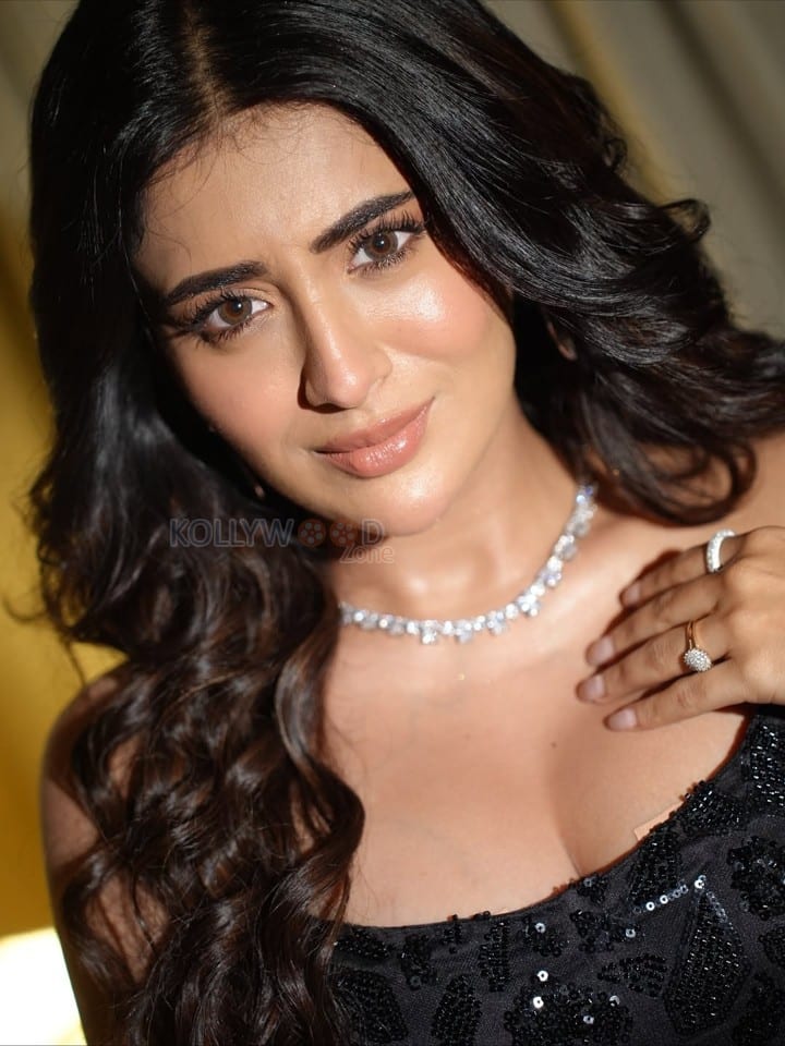 Sexy Rashi Singh in a Black Strapless Gown Pictures 04