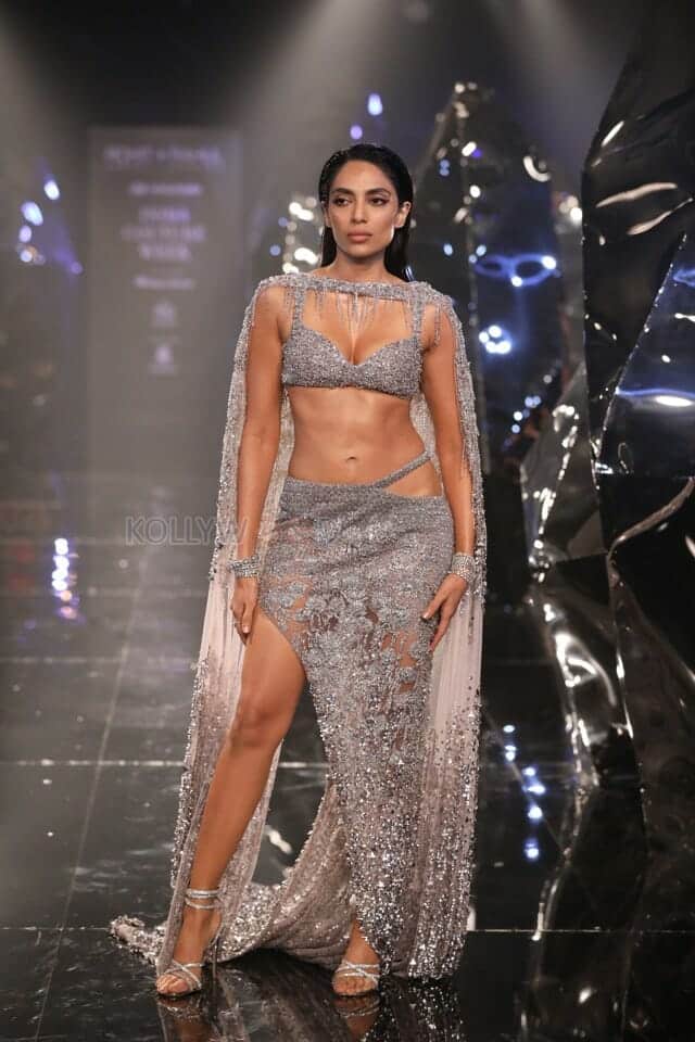 Sexy Sobhita Dhulipala at India Couture Week Rampwalk Photos 01
