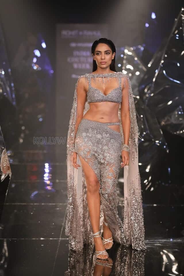 Sexy Sobhita Dhulipala at India Couture Week Rampwalk Photos 02