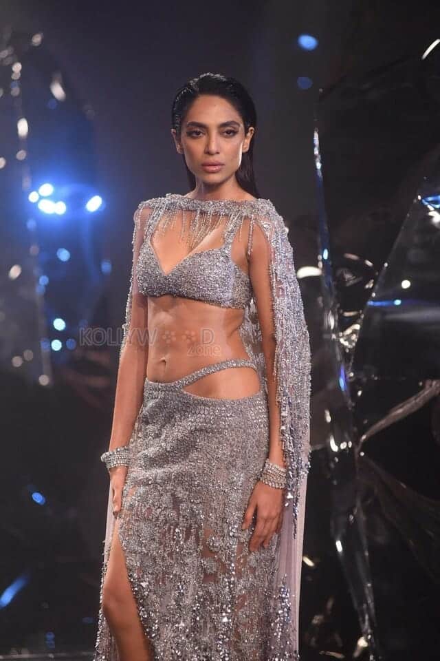 Sexy Sobhita Dhulipala at India Couture Week Rampwalk Photos 03