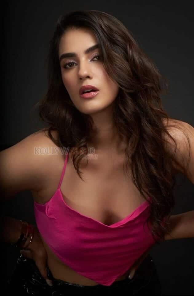 Sexy Stunner Kavya Thapar Photoshoot Stills 01