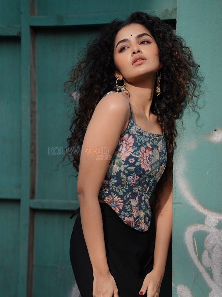 Sexy Stylish Anupama Parameswaran in a Floral Corset Top and Black Pants Photos 07