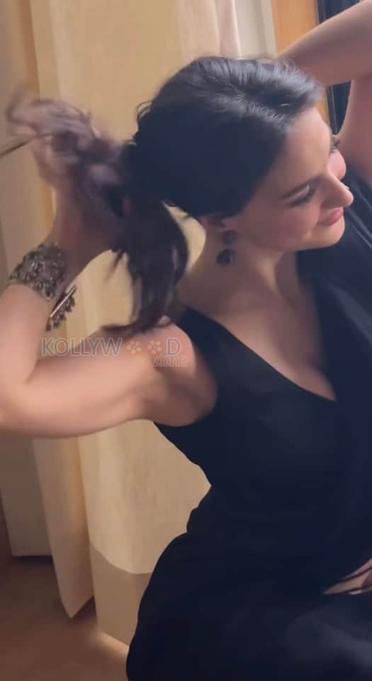 Sexy Swedish Model Elli Avrram in a Black Saree with Sleeveless Blouse Pictures 02
