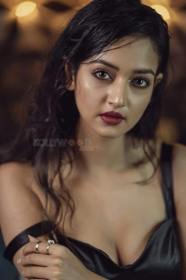 Shanvi Srivastava Sexy Seductive Cleavage Photo 01