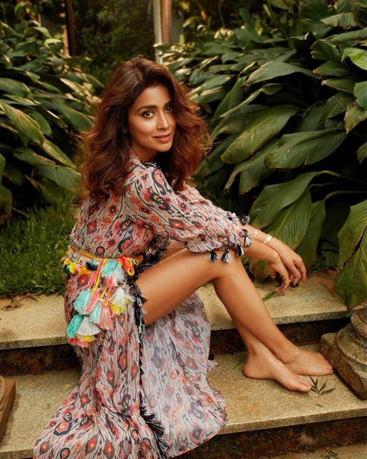 Sizzling Beauty Shriya Saran in a Printed Dress Photos 04