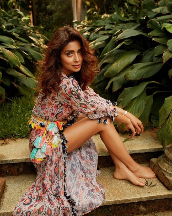 Sizzling Beauty Shriya Saran in a Printed Dress Photos 05