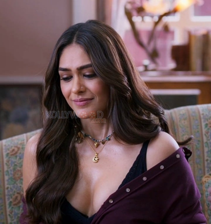 Son of Sardaar 2 Actress Mrunal Thakur Sexy Cleavage Photos 01