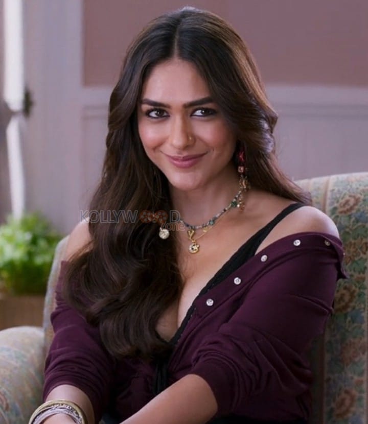 Son of Sardaar 2 Actress Mrunal Thakur Sexy Cleavage Photos 04
