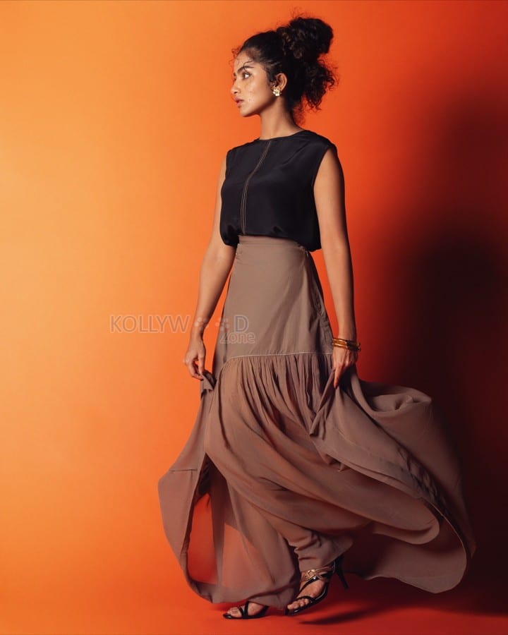 South Indian Actress Anupama Parameswaran in a Black Sleeveless Top and a Light Brown Ruffled Maxi Skirt Photos 01