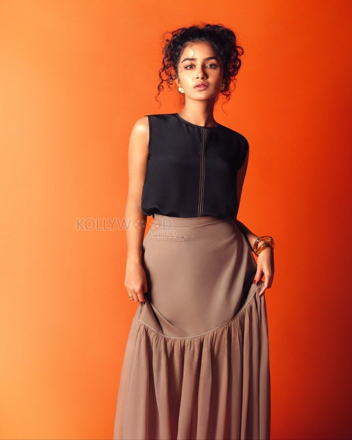 South Indian Actress Anupama Parameswaran in a Black Sleeveless Top and a Light Brown Ruffled Maxi Skirt Photos 03