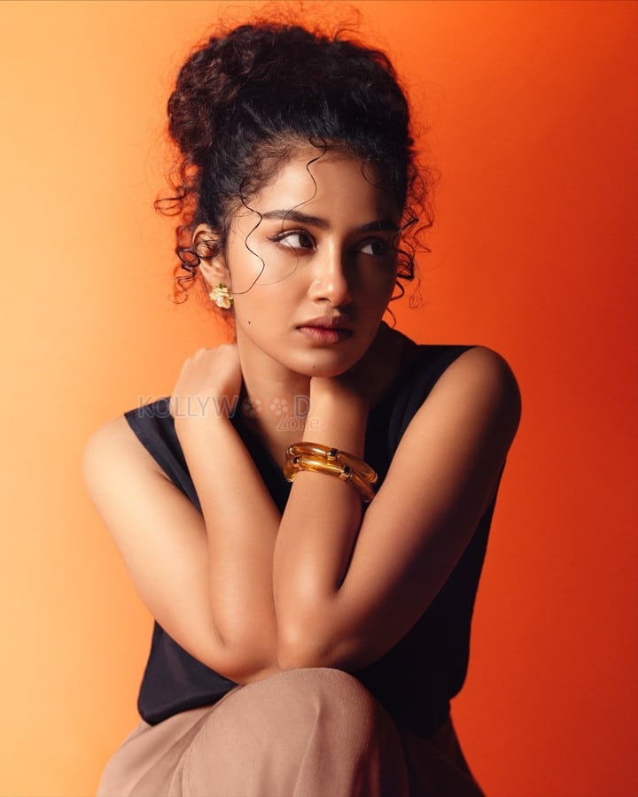 South Indian Actress Anupama Parameswaran in a Black Sleeveless Top and a Light Brown Ruffled Maxi Skirt Photos 04