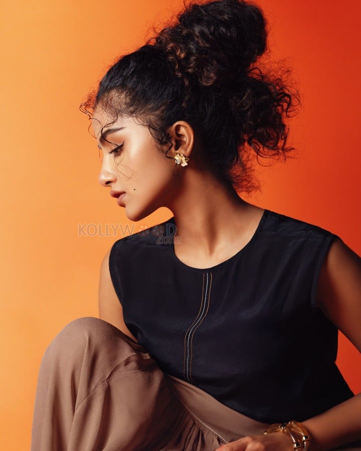 South Indian Actress Anupama Parameswaran in a Black Sleeveless Top and a Light Brown Ruffled Maxi Skirt Photos 06