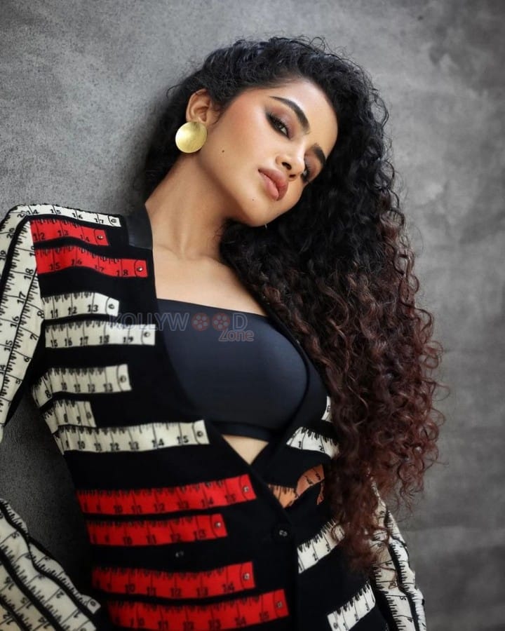 Stunning Anupama Parameswaran in a Black Bralette and Skirt Photos 04