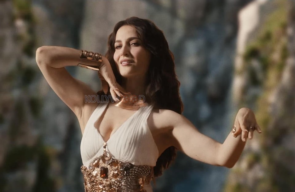 Stunning Elli Avrram Pictures 02