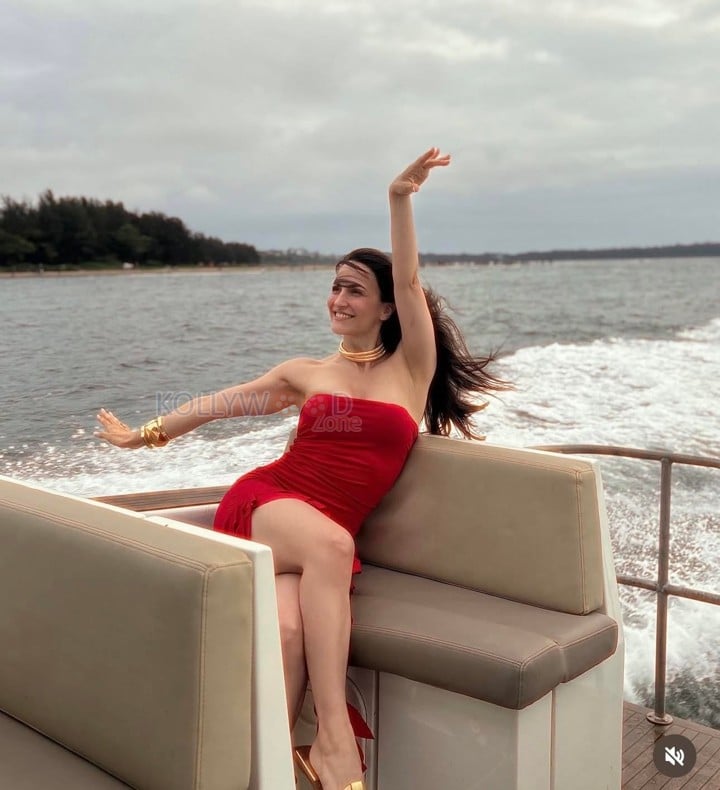 Stunning Model Elli Avrram in a Red Strapless Body Hugging Gown Photos 01