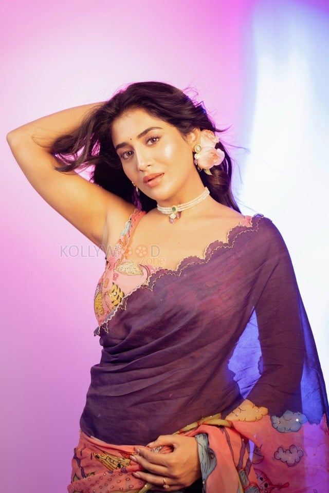 Stunning Rashi Singh Navel in a Purple Saree with Sleeveless Floral Printed Blouse Photos 03