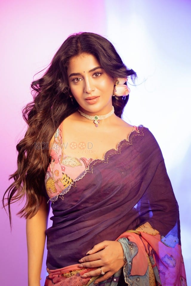 Stunning Rashi Singh Navel in a Purple Saree with Sleeveless Floral Printed Blouse Photos 04