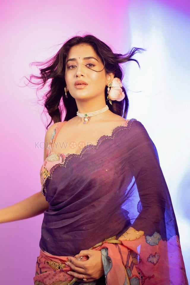 Stunning Rashi Singh Navel in a Purple Saree with Sleeveless Floral Printed Blouse Photos 06