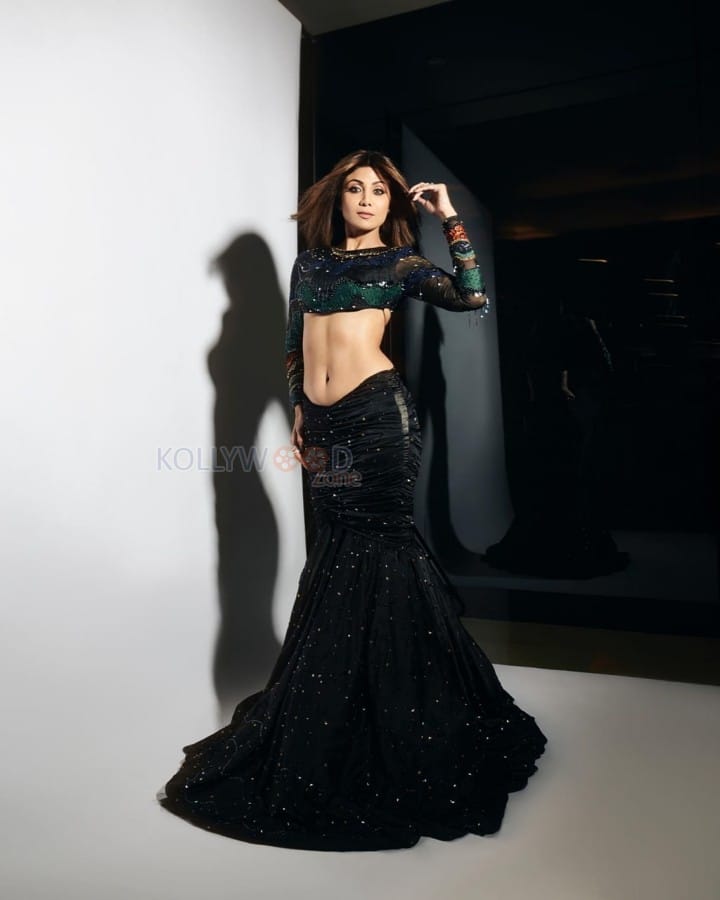 Stunning Shilpa Shetty in a Black Sequin Outfit Photos 03