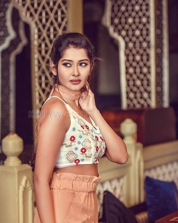 TV Actress Kanchi Singh Photos