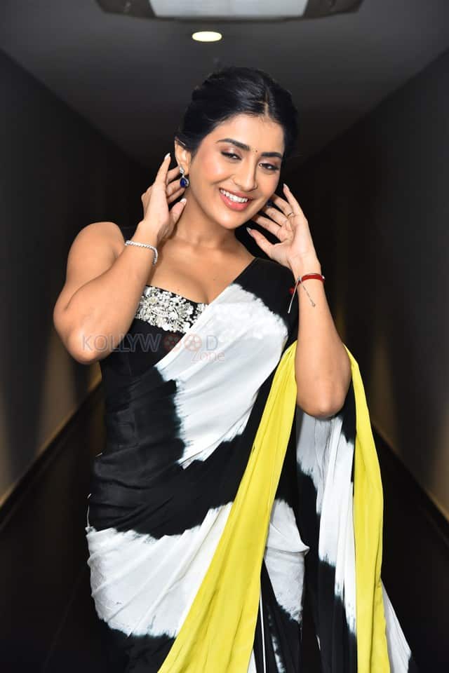 Telugu Actress Rashi Singh at 3 Roses Season 2 Press Meet Photos 27